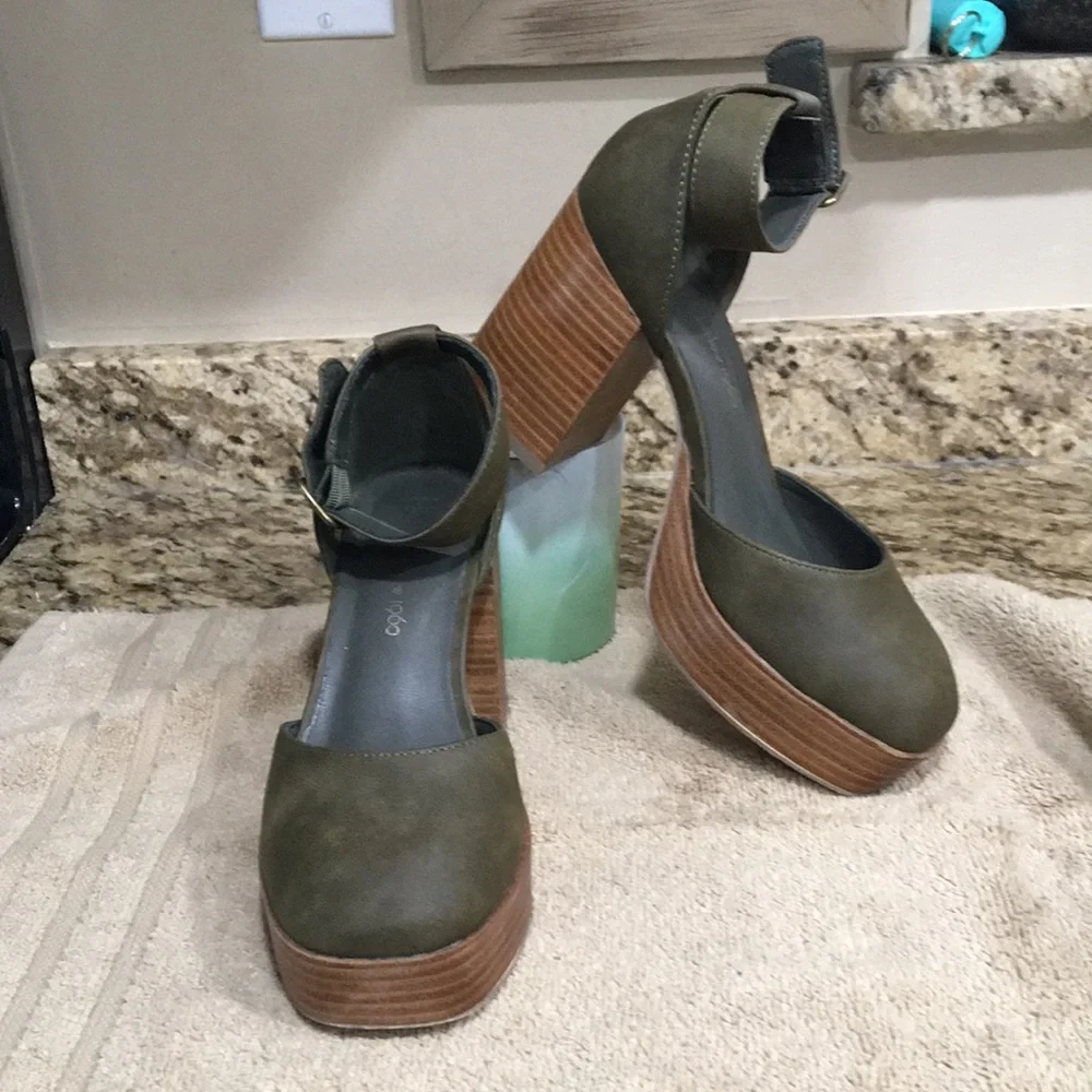 House of Harlow 1960 Olive Green Platform Ankle-Strap Heels Boho Chic Luxury 7.5